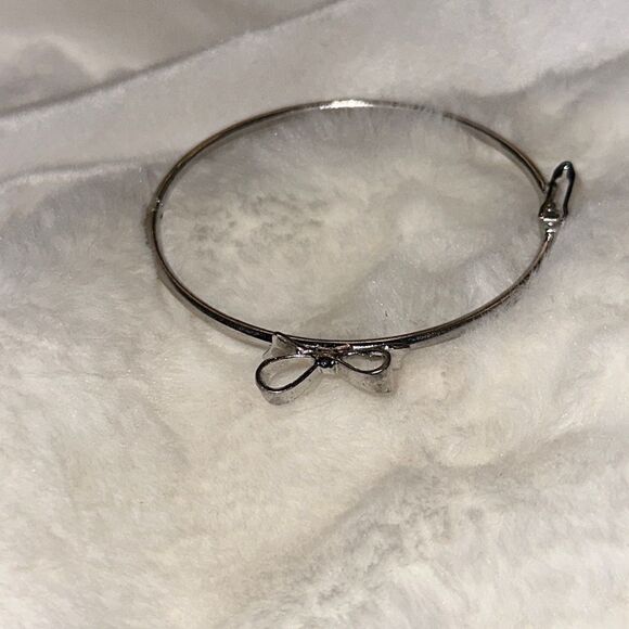 Silver Look Kate Spade Bow Bracelet! - Picture 3 of 7